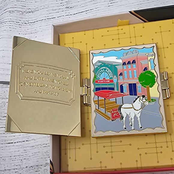 NEW! Disneyland Mickey strolling down Main Street Z fold LE 250 PIN ARTIST SIGNE - Picture 3 of 6